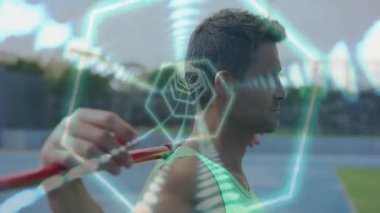Spor sahasında geometrik animasyonla cirit atan bir sporcu. Atletizm, koşu ve saha, yarışma, sporcu, güç, antrenman