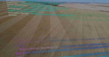 Gökyüzünün altındaki tarımsal alanların havadan görünüşünü kaplayan bilgisayar kodunun animasyonu. Teknoloji, yenilik, tarım, siber güvenlik, dijital, dron