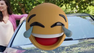 Dışarıdaki arabanın yanında duran insanlar gülen emoji animasyonları. Araç, ulaşım, mutluluk, dijital animasyon, duygu, grup