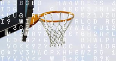 Basketbol rastgele alfanumerik karakterlerin animasyonuyla çemberden geçiyor. dijital, dinamik, grafik tasarımı, hareket, etkileşimli