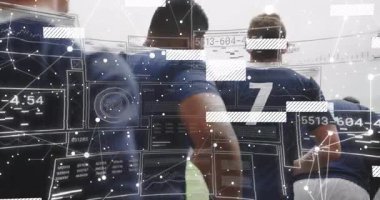 Sporcular hareketlerini kaplayan dijital veri işleme animasyonuyla koşuyorlar. Spor, teknoloji, yenilik, hareket, izleme, analitik