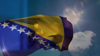 Parlak güneş ve bulutlu gökyüzü animasyonuna karşı Bosna-Hersek bayrağı sallıyor. Vatanseverlik, kutlama, ulusal, amblem, birlik, özgürlük