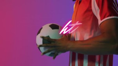 Futbol topu tutuyor, kırmızı spor formalı ve dövüş animasyonlu biri. hareket, rekabet, futbol, atlet, dinamik, aksiyon