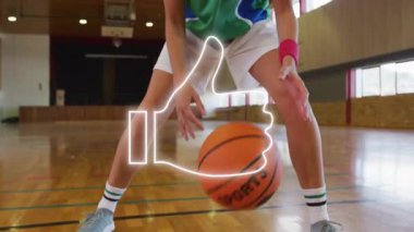 Basketbolcu sahada parlayan başparmak hareketleriyle salya akıtıyor. Spor, atlet, dijital, onay, hareket, teknoloji