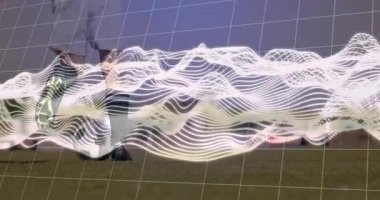 Sahadaki futbolcu üzerinde dinamik dalga animasyonuyla şebeke örtüşüyor. Spor, atlet, teknoloji, model, hareket, enerji