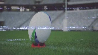 Rugby topu, stadyumun arka planında statik parazitin canlandırılmasıyla başladı. Spor, yarışma, saha, maç, oyun, atletizm