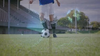 Dijital veri işleme animasyonu ile sahada futbol oyuncusu. Spor, atlet, teknoloji, rekabet, analiz