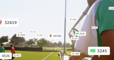 Açık havada akıllı telefon bulundurmak, sosyal medya bildirimlerinin animasyonunu izlemek. Teknoloji, dijital, iletişim, bağlantı, internet, ağ