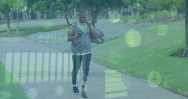 Parkta yürürken, spor verilerini animasyon örtüsüyle takip ediyorum. Koşu, egzersiz, sağlık, dijital, uygulama, teknoloji