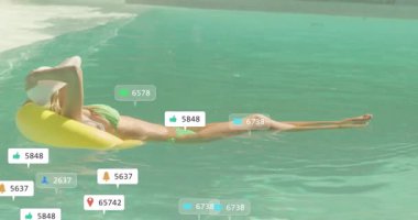 Havuzda dinlenen, sosyal medya sevenleri ve takipçilerini canlandıran kişi. Tatil, rahatlama, nüfuz, boş zaman, yüzme, yaz