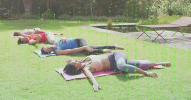 İnsanlar dışarıda yoga minderlerinde dijital veri animasyonu eşliğinde dinleniyorlar. Sağlık, meditasyon, teknoloji, fitness, egzersiz, rahatlama