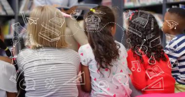 Birlikte oturuyoruz, okul temalı animasyon karalamaları olan çocuklar sahne hazırlıyorlar. Çocuklar, eğitim, yaratıcılık, öğrenme, hayal gücü, oyuncu