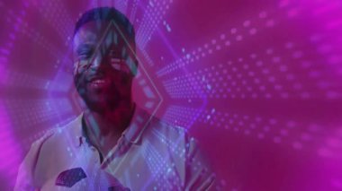 Yüz boyası ve pembe arka planda canlı dijital animasyon desenleri olan bir adam. Portre, dijital sanat, canlı, yaratıcılık, ifade, renkli