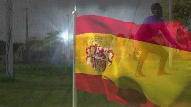 İspanyol bayrağı sallamak, arka planda parlak ışık, animasyon etkisi yaratır. Vatanseverlik, kutlama, ulusal gurur, sembol, kimlik, hareket