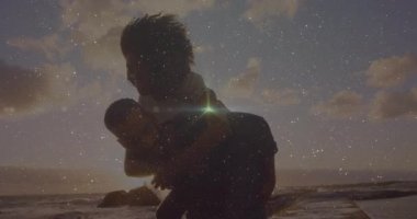 Yıldızlı gökyüzünün altında, parlak ışık efektli siluetli bir çift. Romantik, yıldızlara bakan, gece, aydınlık, romantizm, göksel