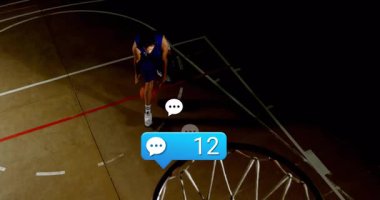 Sahada top sürüyor, oyuncu sohbet ikonlarının animasyonlarıyla çevrili. Spor, atlet, iletişim, dijital, teknoloji, etkileşim