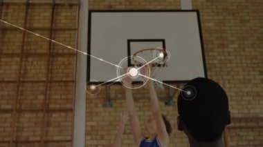 Basketbolcular ağ bağlantıları ile çember oluşturmayı hedefliyor. takım çalışması, spor, teknoloji, yenilik, strateji, bağlantı