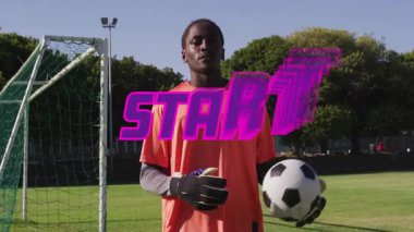 Futbol topunu tutan oyuncu, sahada START animasyon örtüsüyle duruyor. atlet, spor, yarışma, dijital
