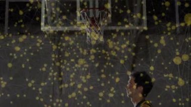 Basketbolcular veri işleme animasyonu ve ağ bağlantılarıyla etkileşim halindeler. technology, innovation, sports analytics, digital, futuristic, teamwork