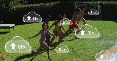 Havuza girmek, bulut veri simgelerine sahip bir grup, animasyon etkisi yaratıyor. Teknoloji, takım çalışması, ağ oluşturma, yenilik, dijital, bağlantı