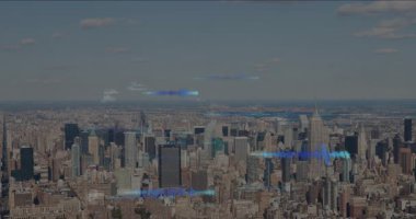 Şehrin ufuk çizgisindeki dijital veri akışları kentsel bağlantıyı gösteriyor. Teknoloji, yenilik, ağ, bilgi, iletişim, dijital ekonomi