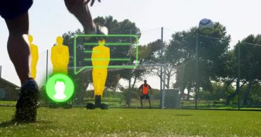 Oyuncunun etrafında animasyon simgeleri ve figürlerle yeşil sahada futbol antrenmanı yapmak. Spor, futbol, atlet, pratik, dijital, yaratıcılık