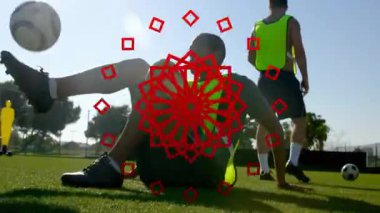 Güneşli sahada futbol antrenmanı, parlak yelekli oyuncular aktif olarak koşuyor. Spor, takım çalışması, egzersiz, açık hava, spor, antrenman.