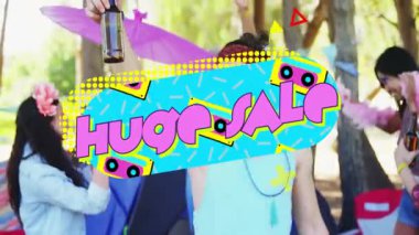 Açık havada kutlama, içki ve dekorasyonlu insanlar büyük indirimli metin animasyonu altında. Parti, kutlama, şenlik, etkinlik, toplanma, canlandırma