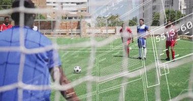 Futbolcular sahada kale üzerinden veri işleme animasyonu yapıyorlar. Sporcular, teknoloji, yenilik, spor, analiz, takım çalışması