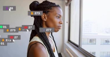 Camdan dışarı bakan, örgülü saçlı, animasyon uyarılarıyla çevrili bir kadın. technology, communication, digital, social media, link, smartphone