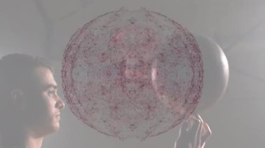 Karmaşık animasyonlarla etkileşim, okulda kırmızı ağ şablonu üzerinde çalışan biri. Teknoloji, yenilik, öğrenme, karmaşıklık, eğitim, tasarım