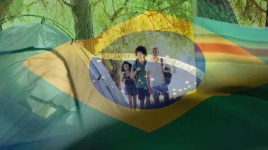 Sırt çantalarıyla ormanda yürümek, Brezilya bayrağı animasyonu yapan bir grup arkadaş. Yürüyüş, macera, seyahat, doğa, keşif, takım çalışması