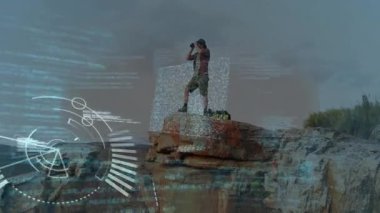 Uçurumun tepesinde duran kişi klavye animasyonunda yazı yazan ellerle kaplıydı. Doğa, macera, teknoloji, uzaktan çalışma, dijital, yenilik