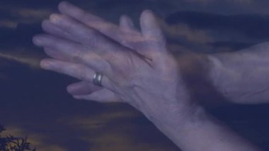 Bulutlu arka planı olan, birlik ve umut dolu eller. Dayanışma, birliktelik, uyum, barış, destek, iyimserlik