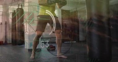 Spor salonundaki adam dijital form verileriyle animasyonu örtüyor. Egzersiz, antrenman, boks, atlet, egzersiz, teknoloji
