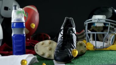 Spor malzemelerinin üzerinde yüzen altın balonlar okul spor salonunda futbol malzemeleriyle. Kutlama, atletizm, spor salonu, etkinlikler, amigoluk, yarışma