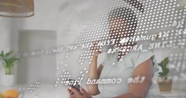 Kahve içen, yaşlı bir kadın dijital metin animasyonu içeren akıllı telefon kullanıyor. Son sınıf, teknoloji, yaşam tarzı, iletişim, bağlantı, cep telefonu