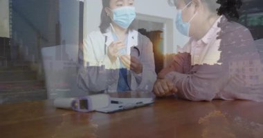 Maske takıyorlar, sağlık uzmanları şehir manzarası animasyon geçmişi üzerinden etkileşime geçiyorlar. takım çalışması, iletişim, dijital, işbirliği, animasyon, kentsel