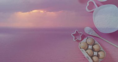 Huzurlu okyanus animasyon arka planında düzenlenmiş kurabiye kesiciler ve pişirme malzemeleri. Kurabiyeler, yemek pişirme, hamur işi, arka plan, dekoratif, yemek tasarımı