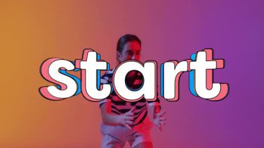 Renkli bir başlangıç metni animasyonu. Kafasını canlı bir ışıkta tutan kişi üzerinde. Neon, gradyan, tipografi, yaratıcılık, soyut, kompozisyon