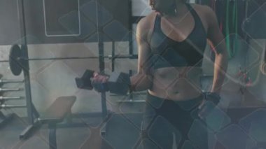Spor salonundaki dambılı kaldıran kadın geometrik desenle animasyonu örtüyor. Spor, spor, güç, egzersiz, antrenman, atlet