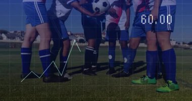 Okulda, kız futbol takımı finans grafiği kaplamasının animasyonuyla bir araya geliyor. Takım çalışması, spor, finans, strateji, işbirliği, başarı