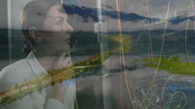Animasyon kullanarak, kadın manzaralı dağ manzarası üzerinden dijital arayüzle etkileşime geçiyor. Teknoloji, gelecek, sanal, yenilik, doğa, bağlantı