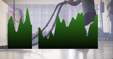 Değişen yeşil ve kırmızı grafik animasyonları ile kaplanmış halatlarla egzersiz yapan adam. Spor, spor, spor, güç, antrenman, kardiyo