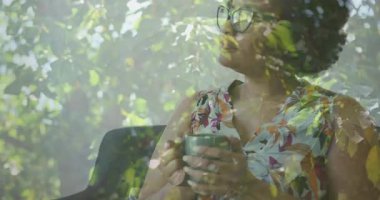 Bardağı tutan, yapraklı doğal animasyonu olan kadın sakin bir atmosfer yaratıyor. sükunet, rahatlama, yeşillik, dijital sanat, dinginlik, ahenk