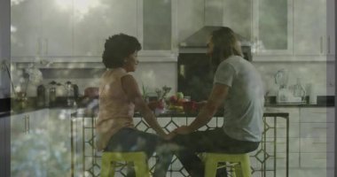 Mutfak tezgahında, içki içip sohbet eden, gülümseyen ve rahatlayan bir çift. Rahatlama, ev hayatı, etkileşim, bağlanma, iletişim