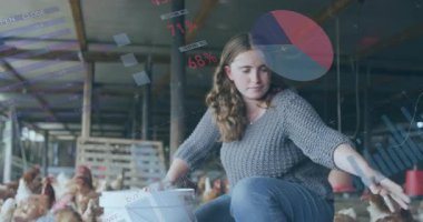 Ahırda, tavuklarla ilgilenen kişi veri görselleştirmesini canlandırıyor. Tarım, tarım, kümes hayvanları, teknoloji, yenilik, analitik