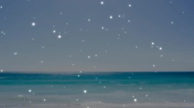 Parlak ışıklar, dingin okyanus dalgaları ve açık gökyüzü üzerinde hareketlenir. Soyut, sakin, aydınlık, atmosferik, doğa, fantezi