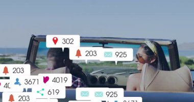 Üstü açılabilen plajlarda, insanlar sosyal medya bildirimleri alıyor. Tatil, seyahat, teknoloji, bağlantı, iletişim, yaşam tarzı