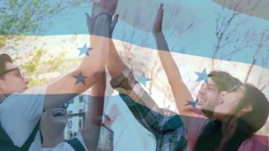 Dışarıda kutlama, arka planda Honduras bayrağı animasyonu olan arkadaşlar. Kutlama, dostluk, vatanseverlik, birlik, çeşitlilik, eğlence